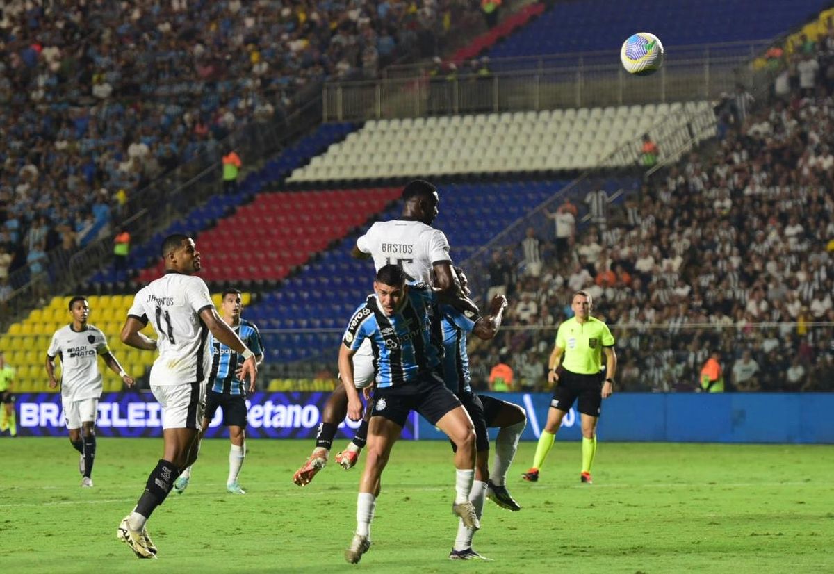 Botafogo vence o Grêmio e assume a liderança do Campeonato Brasileiro em noite de festa da torcida capixaba no Kleber Andrade por Carlos Alberto Silva/A Gazeta