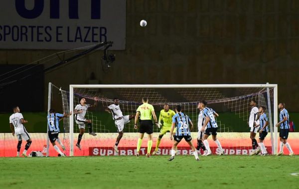 Botafogo vence o Grêmio e assume a liderança do Campeonato Brasileiro em noite de festa da torcida capixaba no Kleber Andrade por Carlos Alberto Silva/A Gazeta