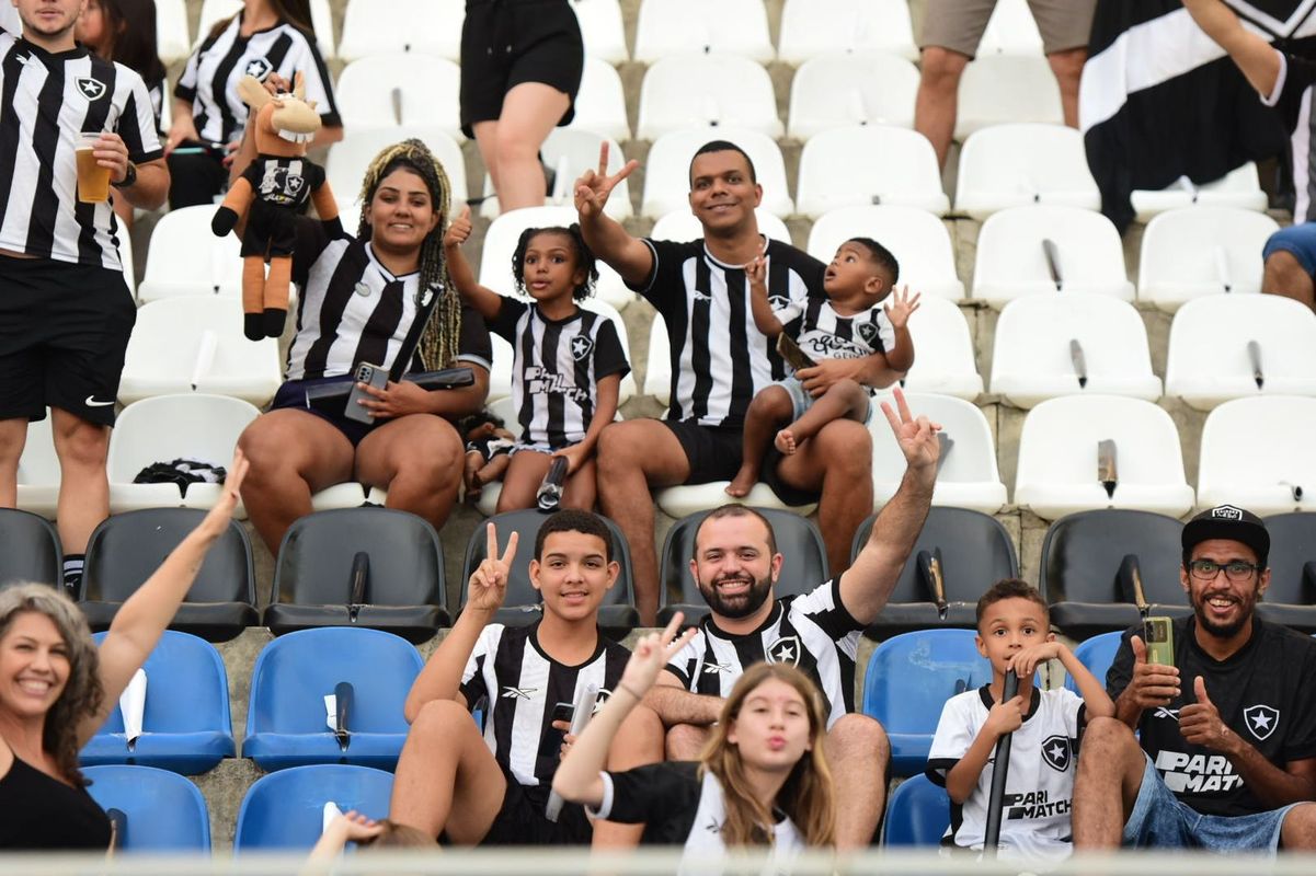 Botafogo vence o Grêmio e assume a liderança do Campeonato Brasileiro em noite de festa da torcida capixaba no Kleber Andrade por Carlos Alberto Silva/A Gazeta