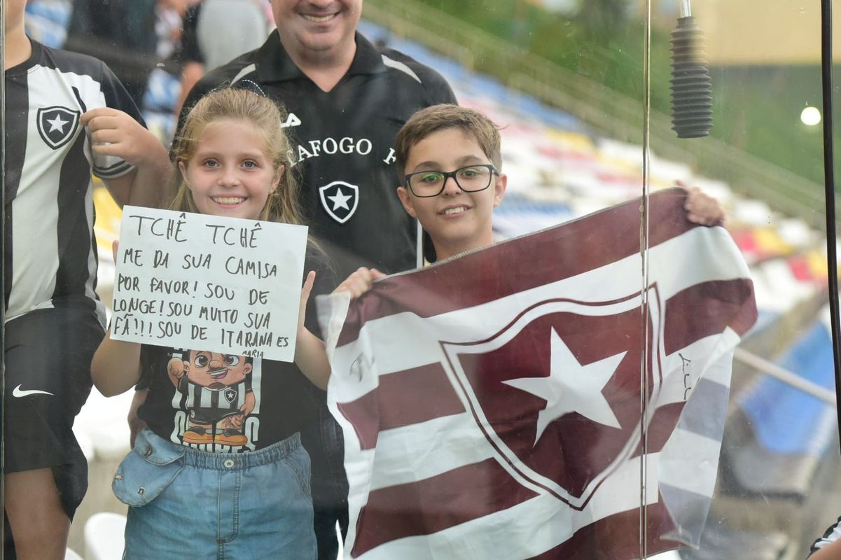 Botafogo vence o Grêmio e assume a liderança do Campeonato Brasileiro em noite de festa da torcida capixaba no Kleber Andrade por Carlos Alberto Silva/A Gazeta