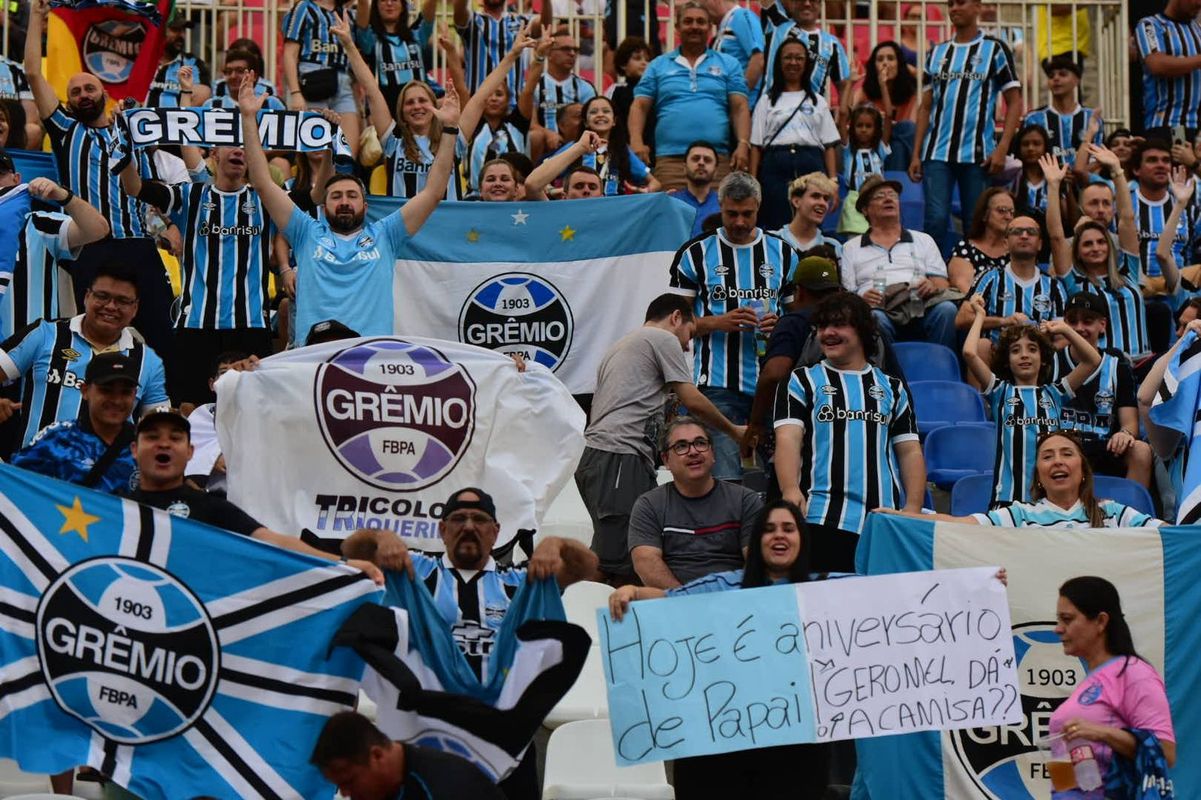 Botafogo vence o Grêmio e assume a liderança do Campeonato Brasileiro em noite de festa da torcida capixaba no Kleber Andrade por Carlos Alberto Silva/A Gazeta
