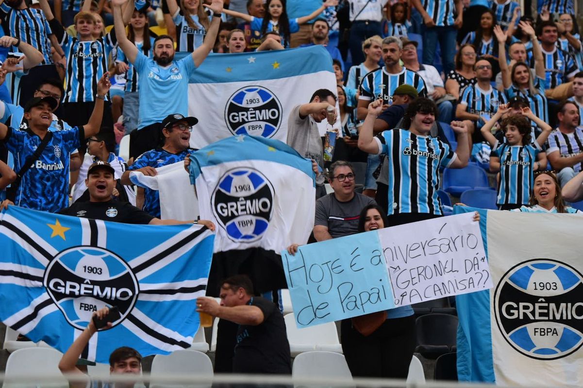 Botafogo vence o Grêmio e assume a liderança do Campeonato Brasileiro em noite de festa da torcida capixaba no Kleber Andrade por Carlos Alberto Silva/A Gazeta