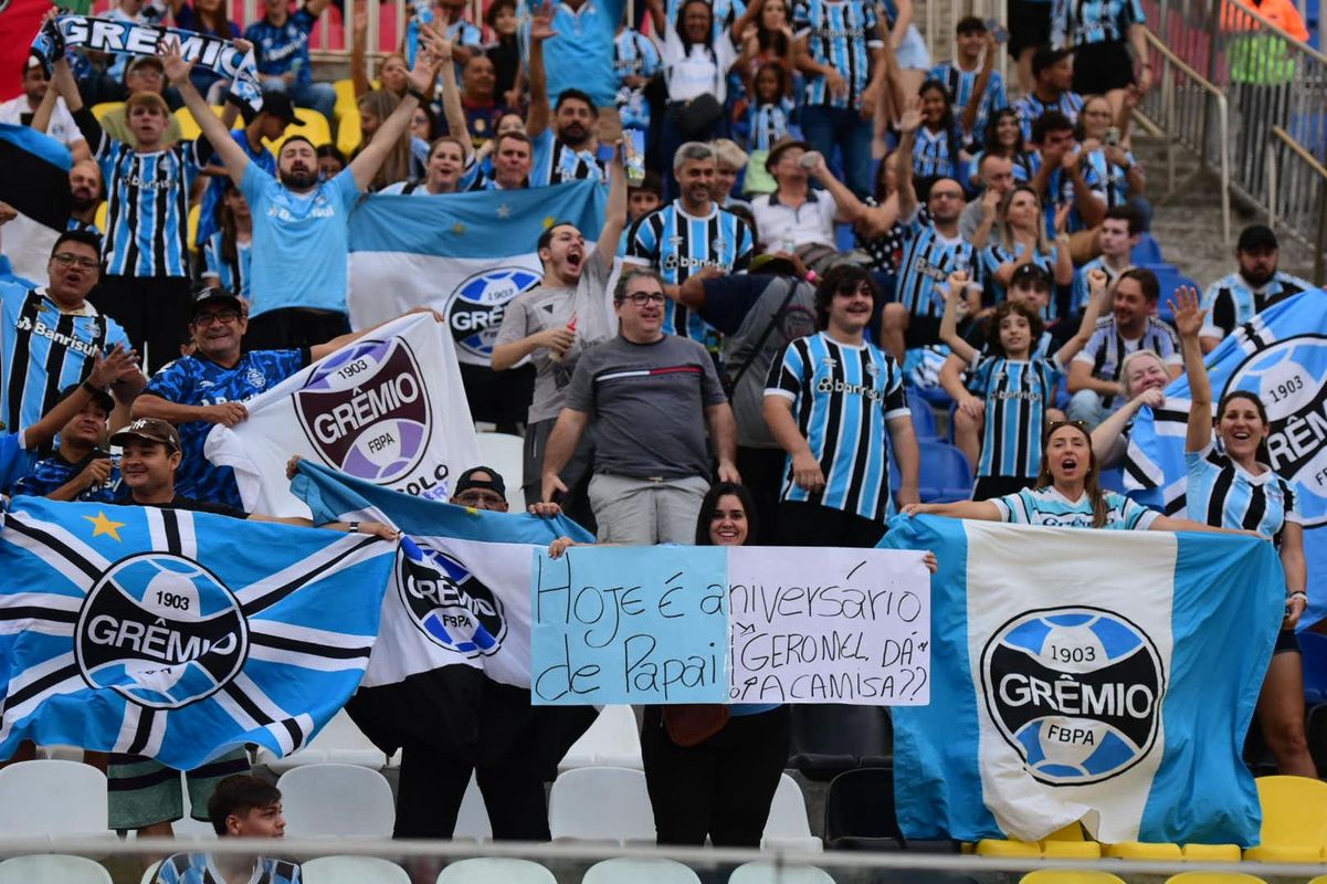 Botafogo vence o Grêmio e assume a liderança do Campeonato Brasileiro em noite de festa da torcida capixaba no Kleber Andrade por Carlos Alberto Silva/A Gazeta