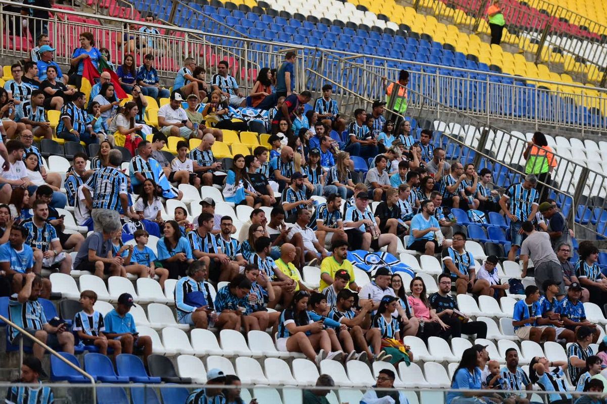 Botafogo vence o Grêmio e assume a liderança do Campeonato Brasileiro em noite de festa da torcida capixaba no Kleber Andrade por Carlos Alberto Silva/A Gazeta