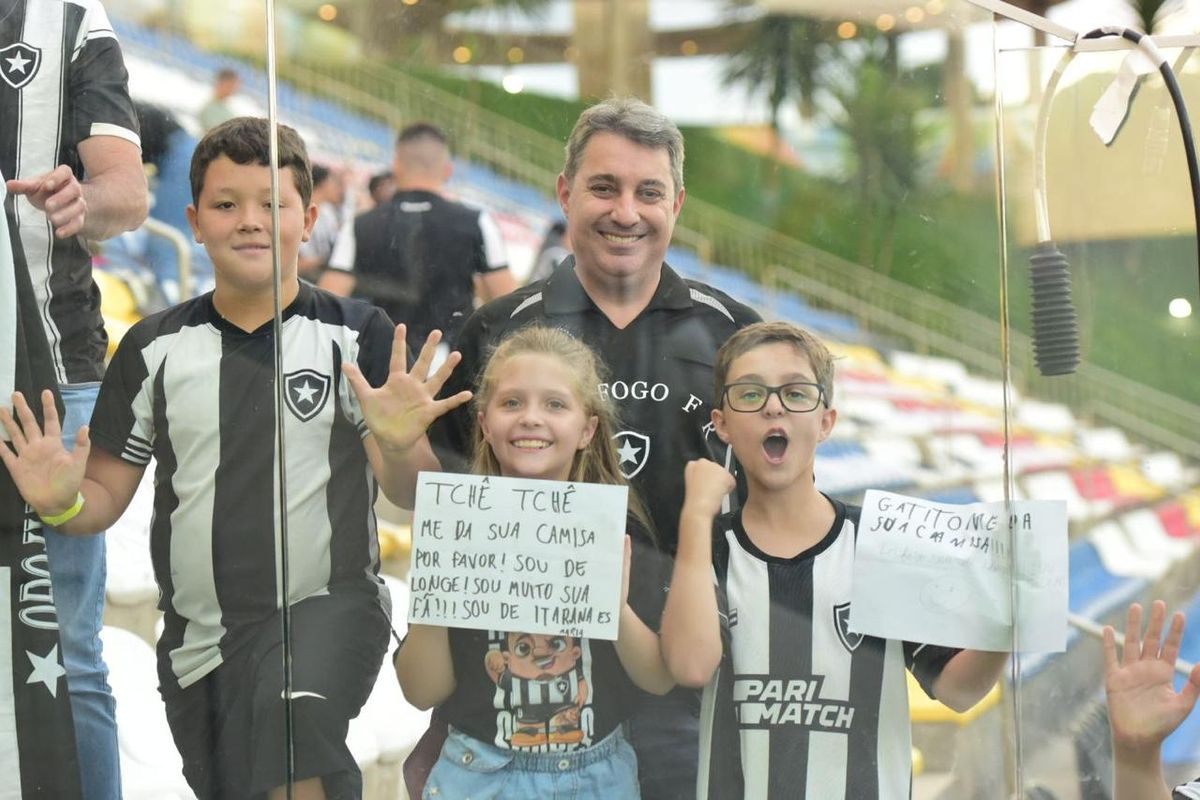 Botafogo vence o Grêmio e assume a liderança do Campeonato Brasileiro em noite de festa da torcida capixaba no Kleber Andrade por Carlos Alberto Silva/A Gazeta