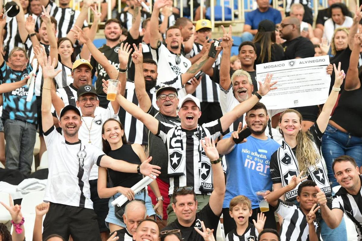 Botafogo vence o Grêmio e assume a liderança do Campeonato Brasileiro em noite de festa da torcida capixaba no Kleber Andrade por Carlos Alberto Silva/A Gazeta