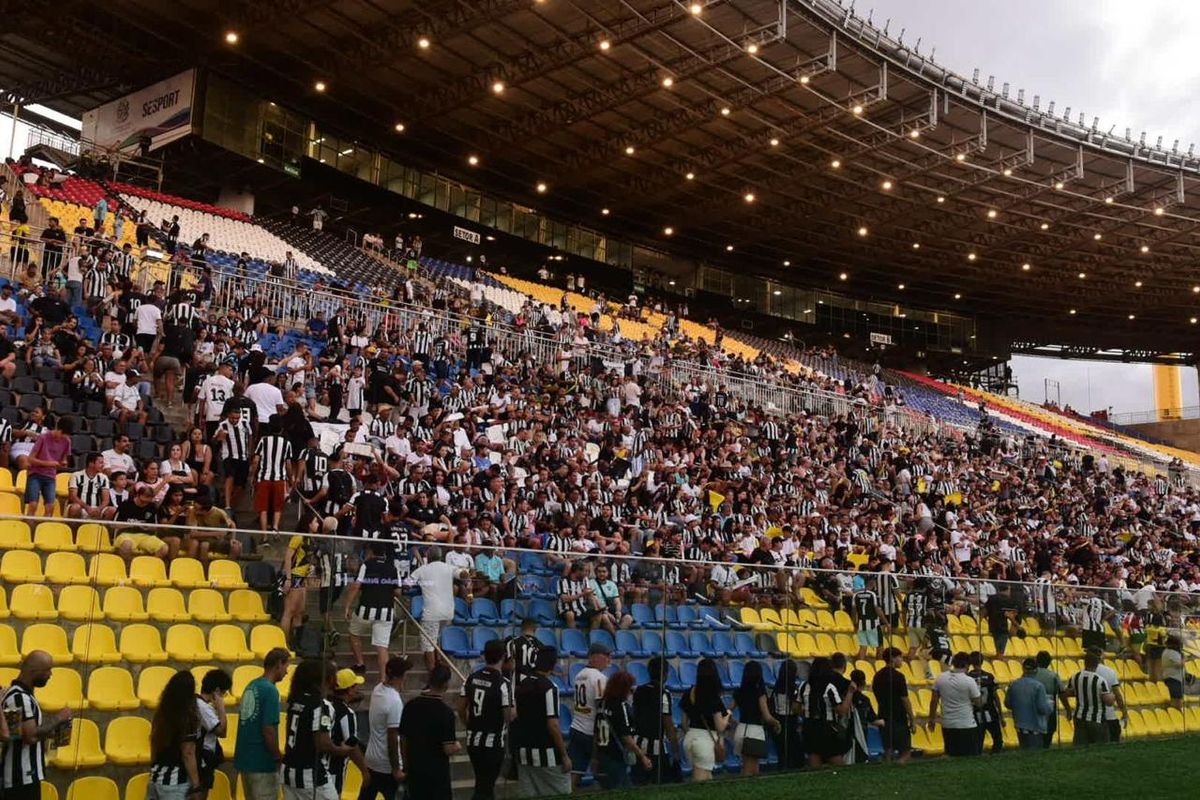 Botafogo vence o Grêmio e assume a liderança do Campeonato Brasileiro em noite de festa da torcida capixaba no Kleber Andrade por Carlos Alberto Silva/A Gazeta