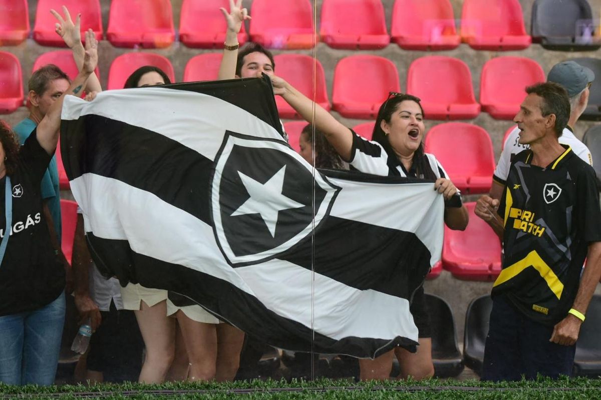 Botafogo vence o Grêmio e assume a liderança do Campeonato Brasileiro em noite de festa da torcida capixaba no Kleber Andrade por Carlos Alberto Silva/A Gazeta