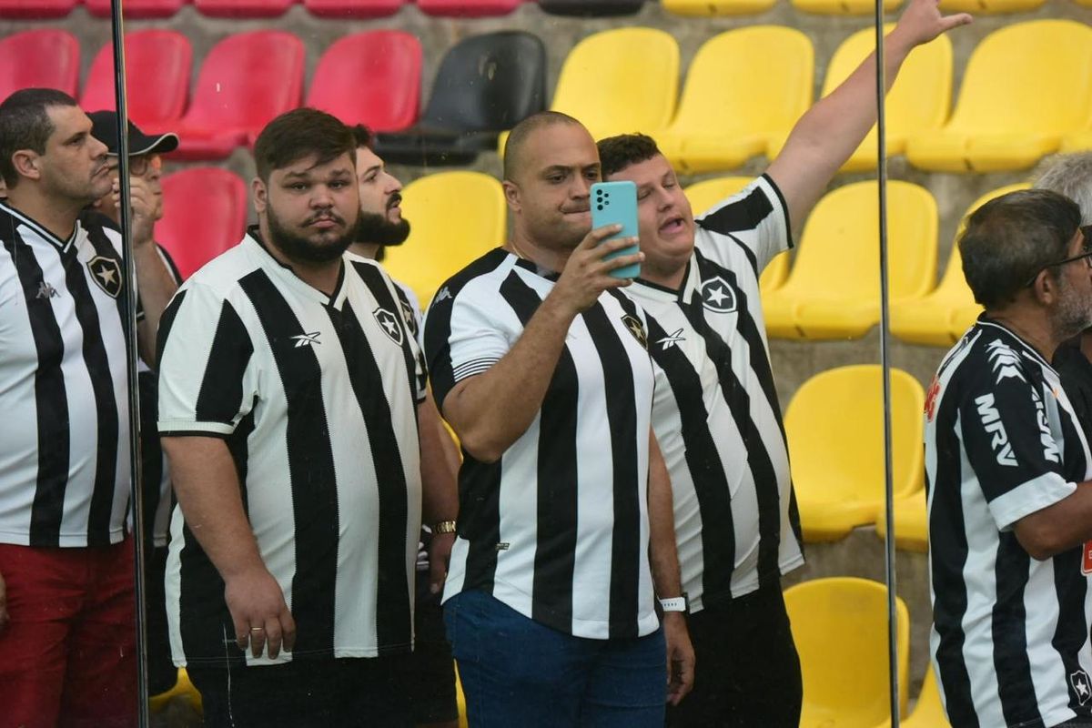 Botafogo vence o Grêmio e assume a liderança do Campeonato Brasileiro em noite de festa da torcida capixaba no Kleber Andrade por Carlos Alberto Silva/A Gazeta