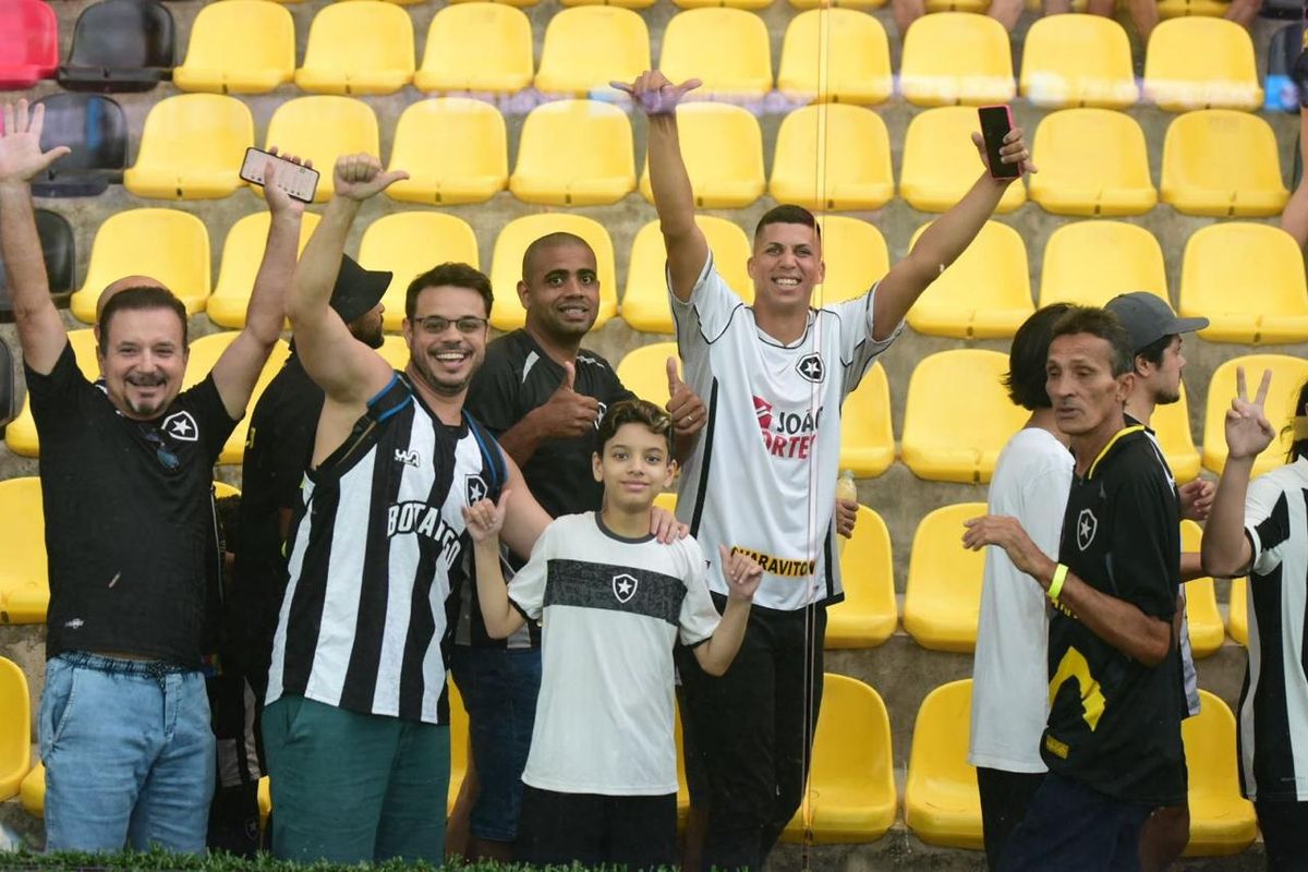 Botafogo vence o Grêmio e assume a liderança do Campeonato Brasileiro em noite de festa da torcida capixaba no Kleber Andrade por Carlos Alberto Silva/A Gazeta