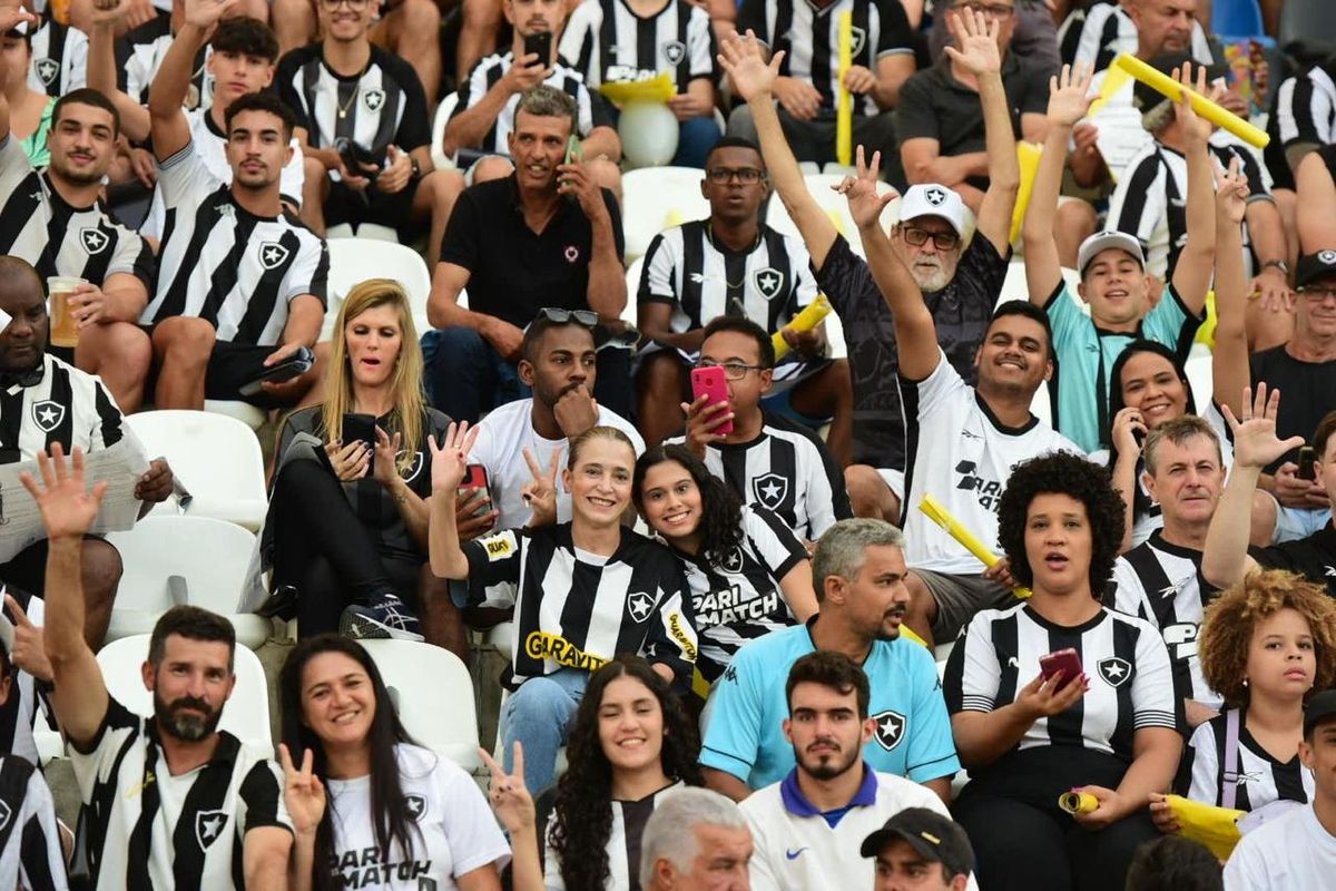 Botafogo vence o Grêmio e assume a liderança do Campeonato Brasileiro em noite de festa da torcida capixaba no Kleber Andrade por Carlos Alberto Silva/A Gazeta