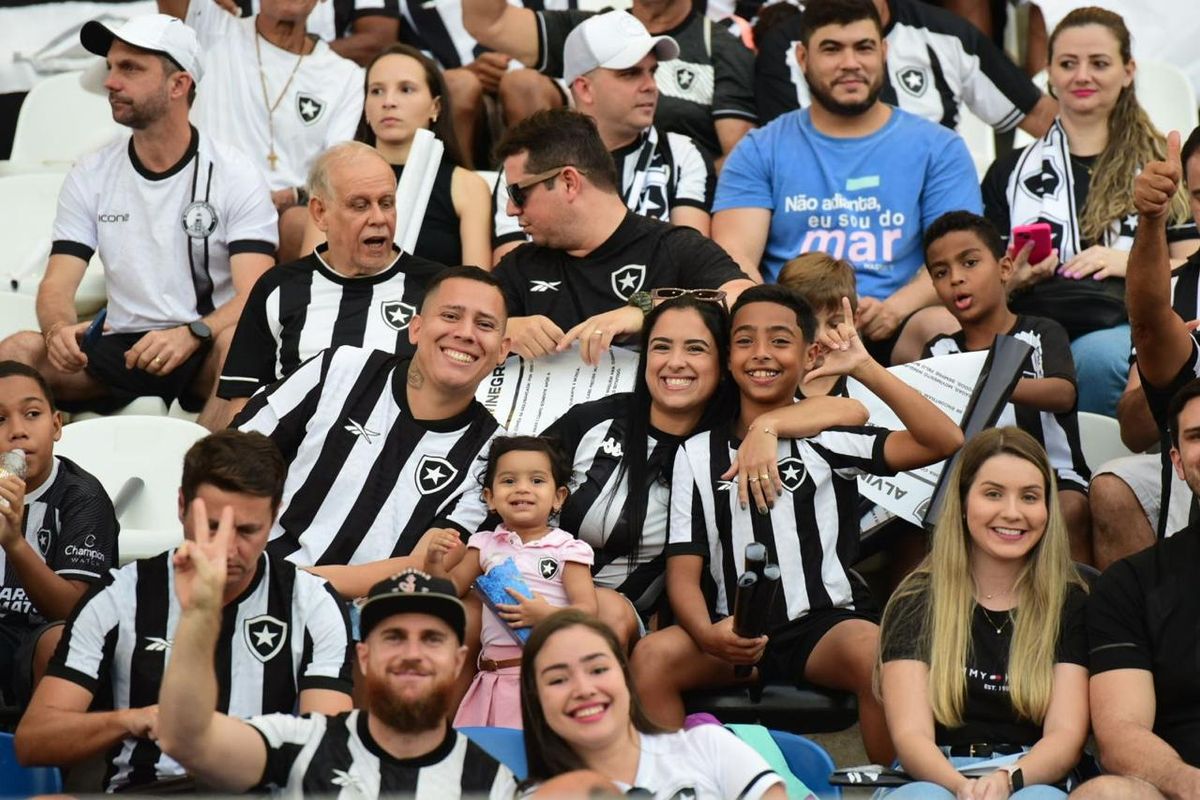 Botafogo vence o Grêmio e assume a liderança do Campeonato Brasileiro em noite de festa da torcida capixaba no Kleber Andrade por Carlos Alberto Silva/A Gazeta
