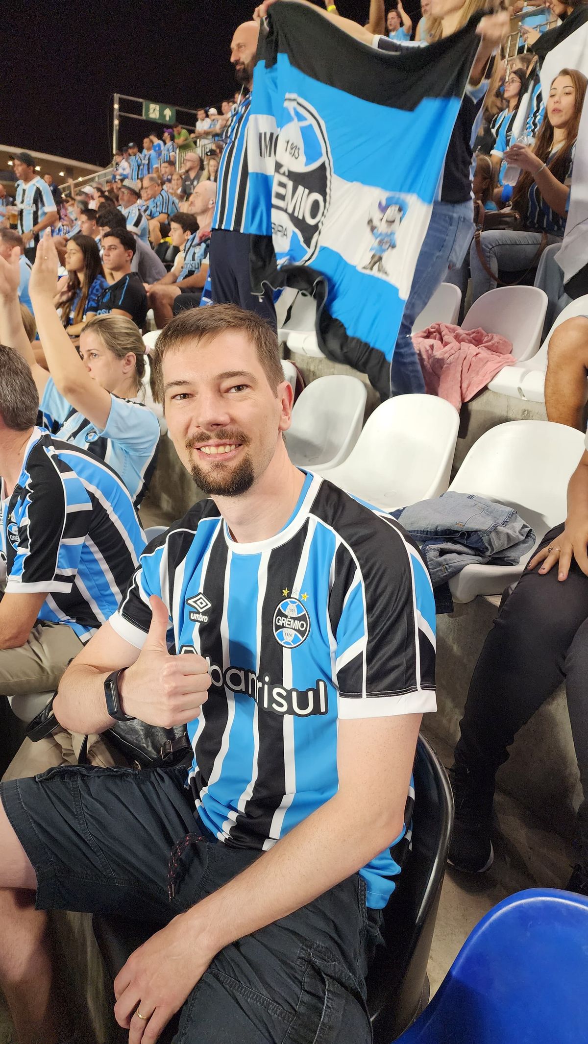 Gustavo Matchinski, piloto de aviões, estava d epassagem mas parou para torcer pelo Grêmio