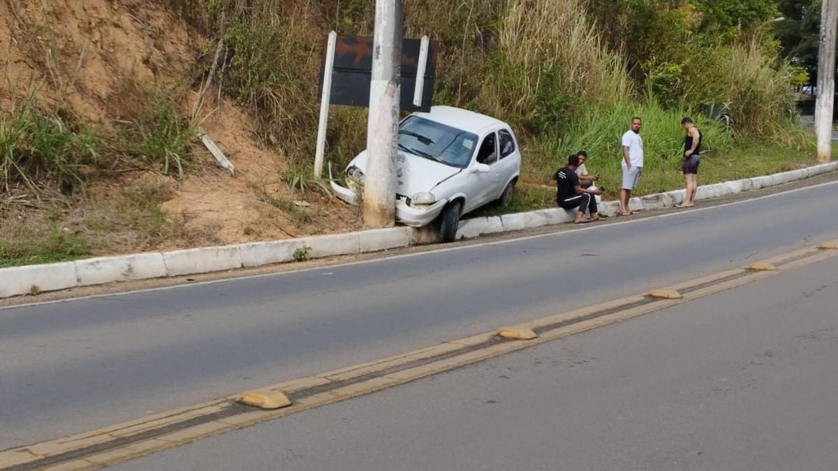 Motorista embriagado perde o controle do carro e bate em poste em Nova Venécia