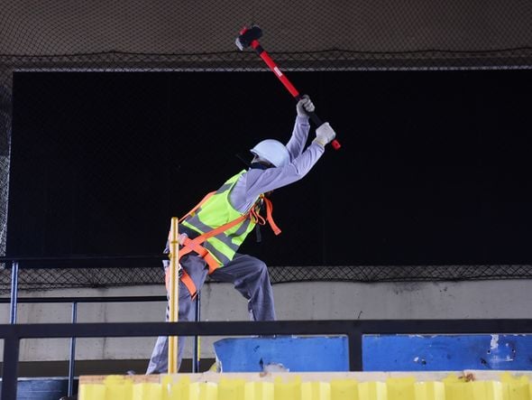 Cabines do pedágio da Terceira Ponte são demolidas em Vitória por Ricardo Medeiros