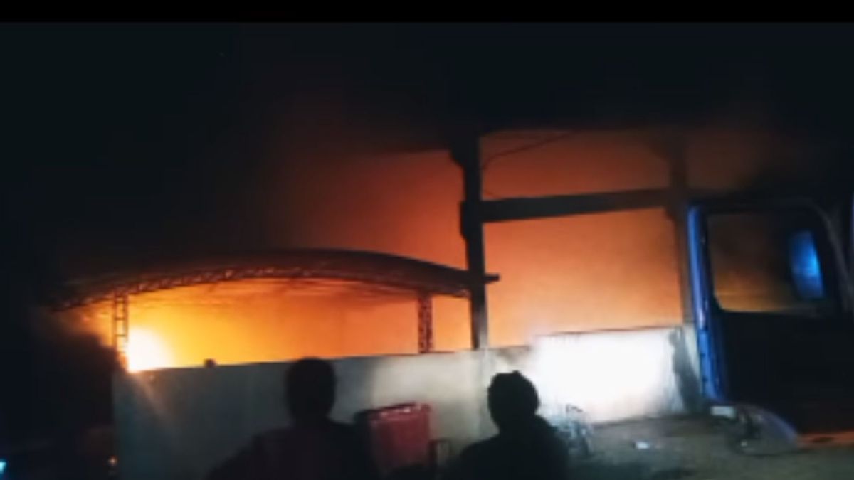 Incêndio atinge galpão de reciclagem em Alegre 