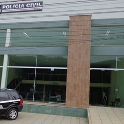 Envolvidos moravam no mesmo alojamento havia dois meses; arma do crime foi encontrada dentro de uma caixa de esgoto
