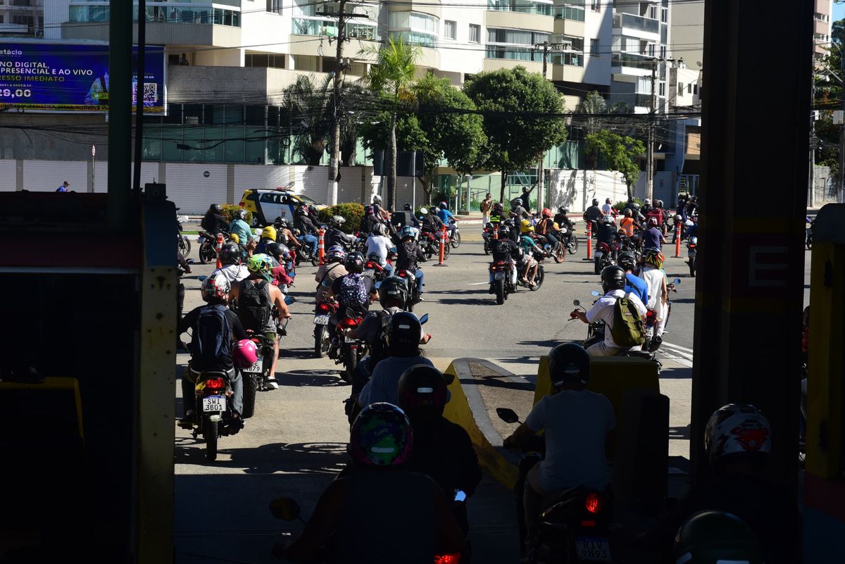 Motociclistas fazem ato na Terceira Ponte pedindo paz no trânsito após acidente por Ricardo Medeiros
