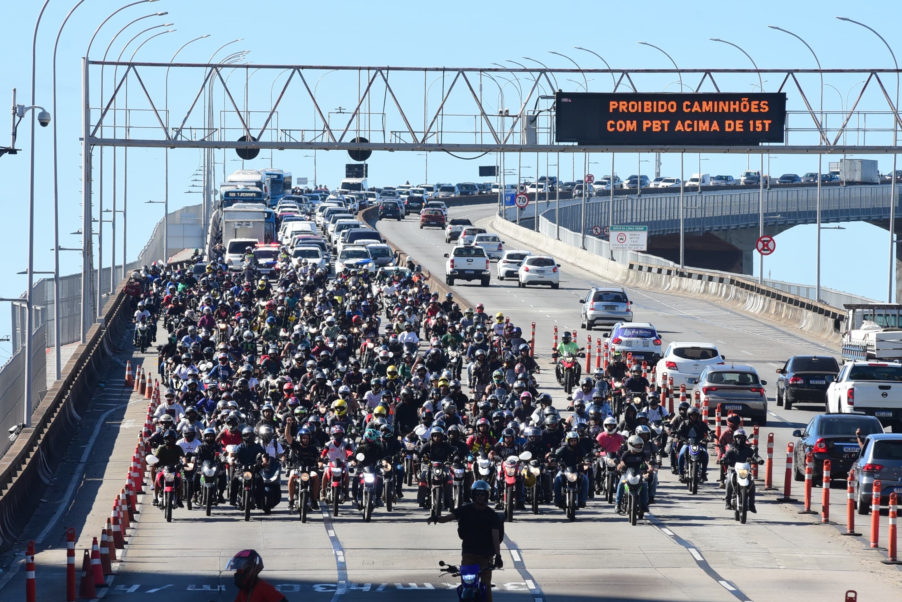 Motociclistas fazem ato na Terceira Ponte pedindo paz no trânsito após acidente