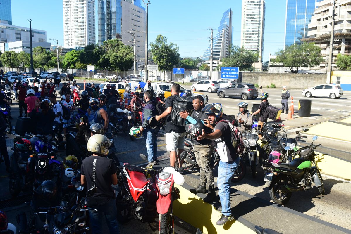 Motociclistas fazem ato na Terceira Ponte pedindo paz no trânsito após acidente por Ricardo Medeiros