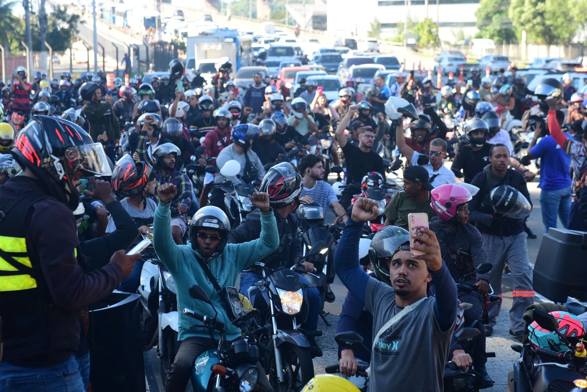 Motociclistas fazem ato na Terceira Ponte pedindo paz no trânsito após acidente por Ricardo Medeiros