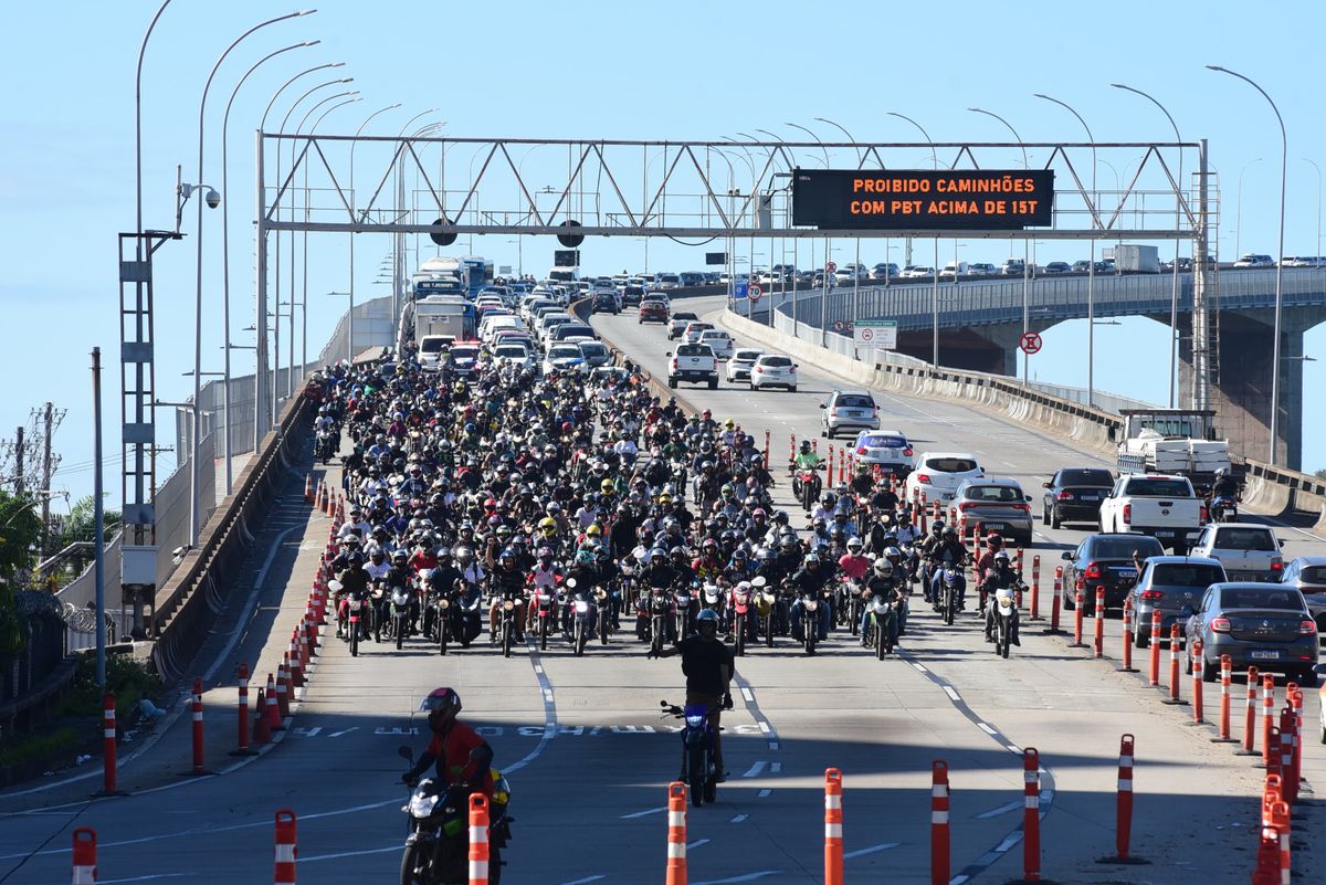 Motociclistas fazem ato na Terceira Ponte pedindo paz no trânsito após acidente por Ricardo Medeiros