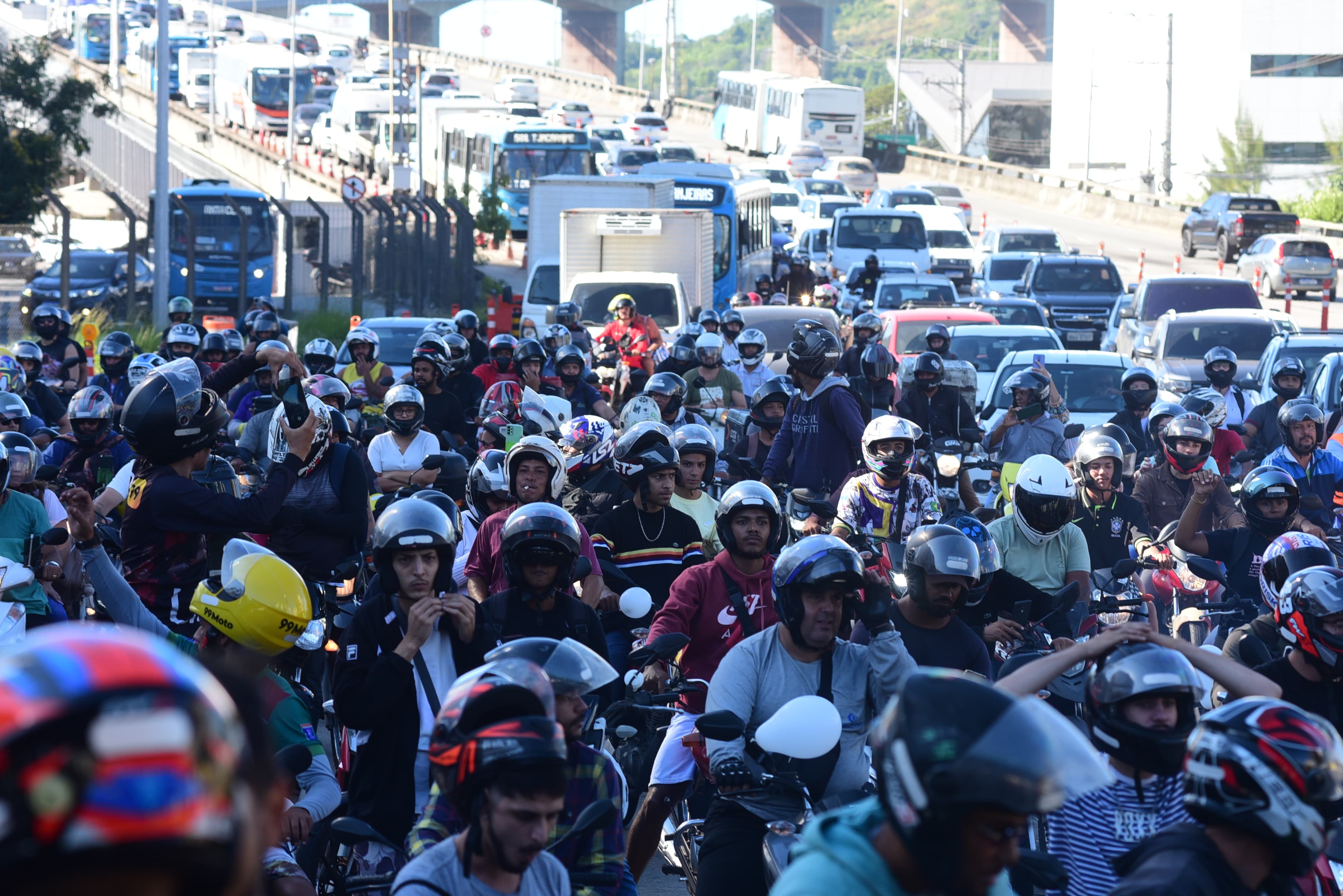 Motociclistas fazem ato na Terceira Ponte pedindo paz no trânsito após acidente