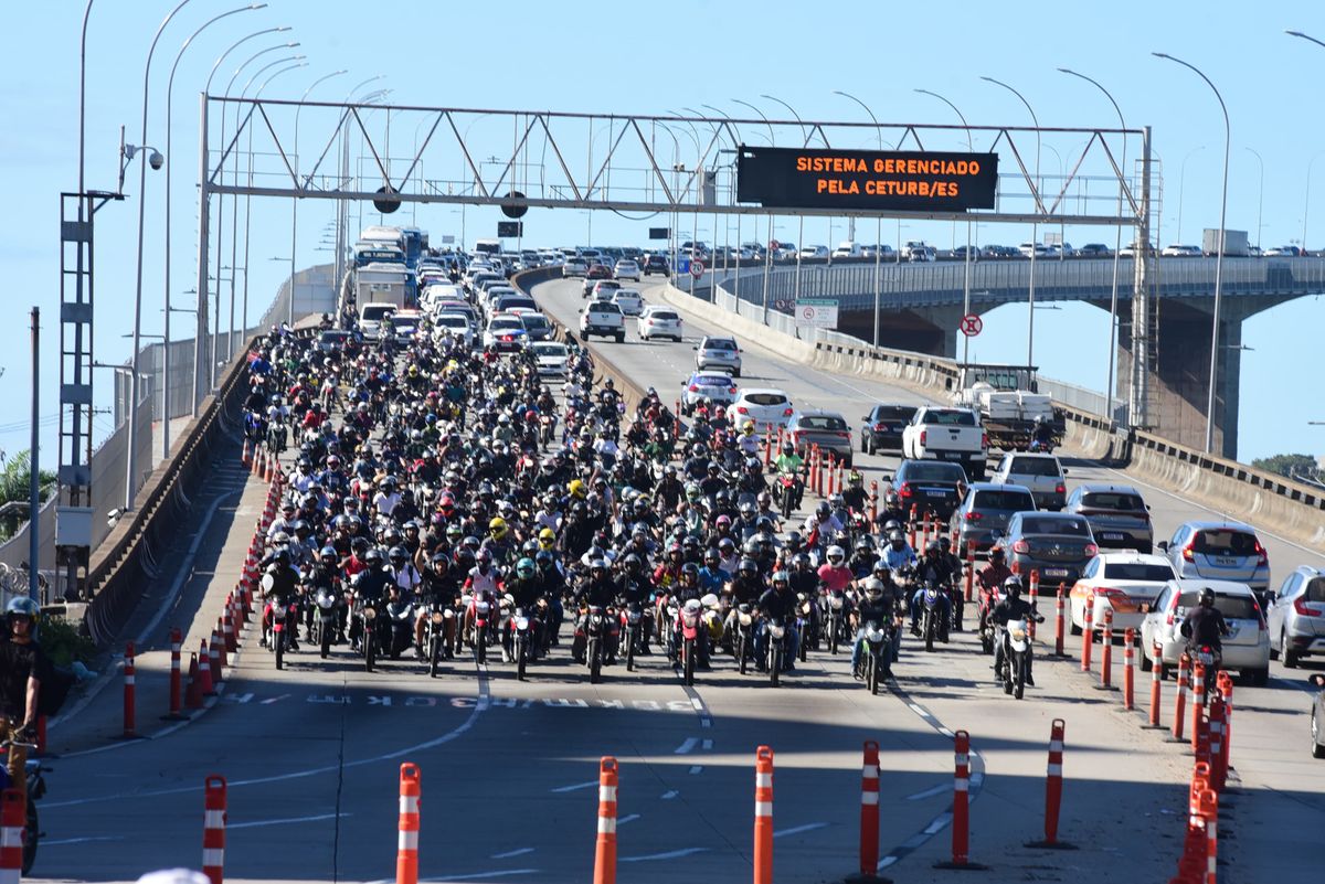 Motociclistas fazem ato na Terceira Ponte pedindo paz no trânsito após acidente por Ricardo Medeiros