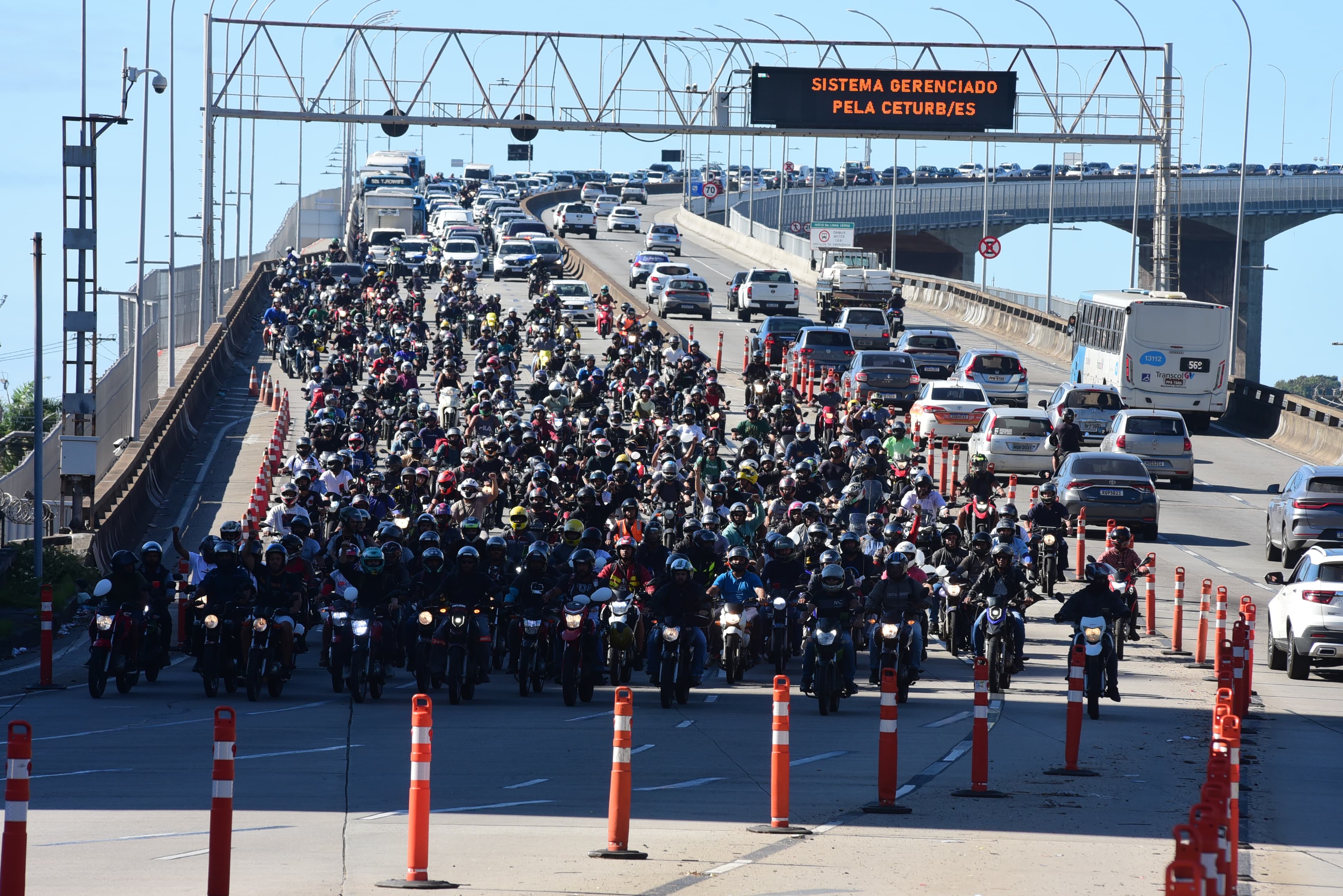 Motociclistas protestam na Terceira Ponte após acidente com motoboy