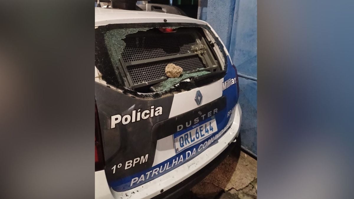 Uma viatura da Polícia Militar foi apedrejada no Bairro da Penha, em Vitória, após o confronto. 