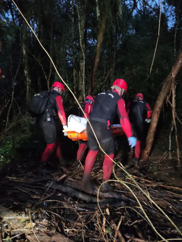 Bombeiros do ES encontram quinta vítima soterrada no Rio Grande do Sul por Divulgação | Bombeiros do ES