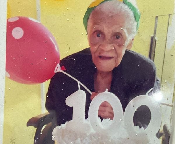 Mulata comemorando seus 100 anos de idade