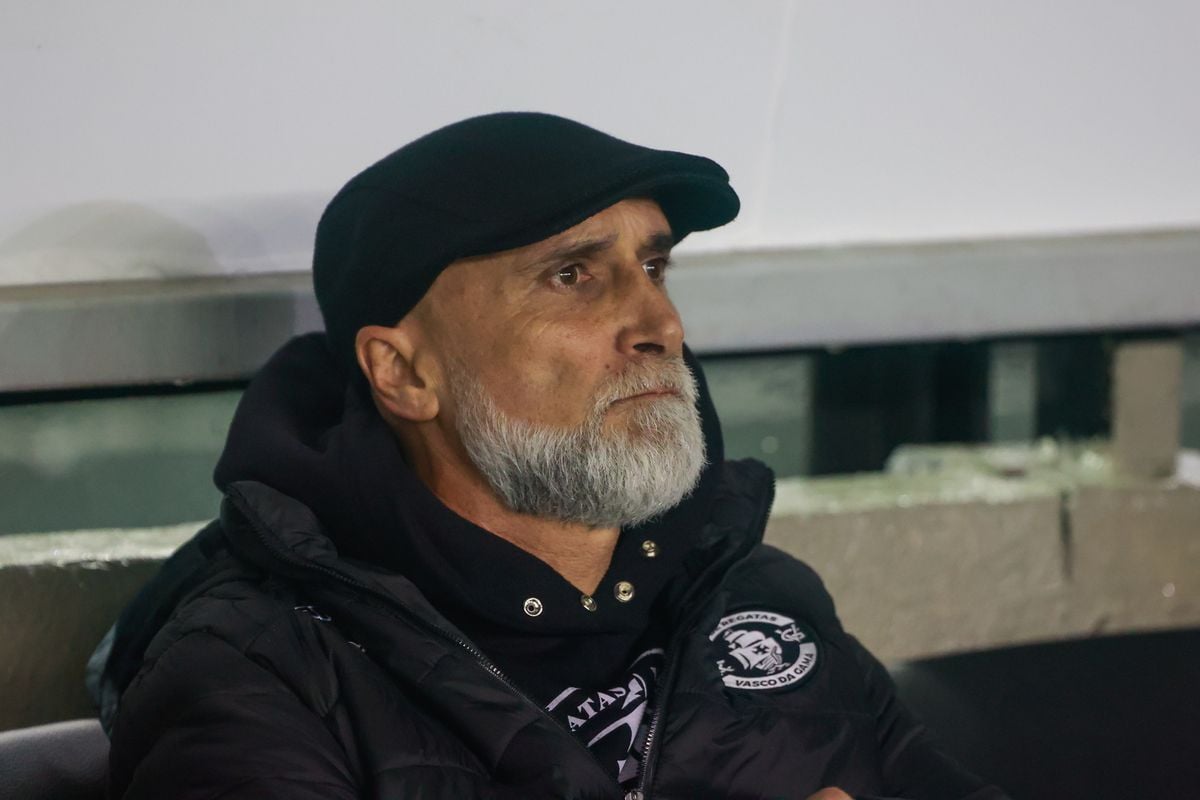 O técnico Álvaro Pacheco foi demitido do Vasco