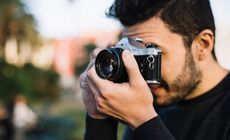 Pensando em comprar uma câmera para registrar momentos especiais? Neste guia completo, conheça as vantagens de uma analógica e veja recomendações