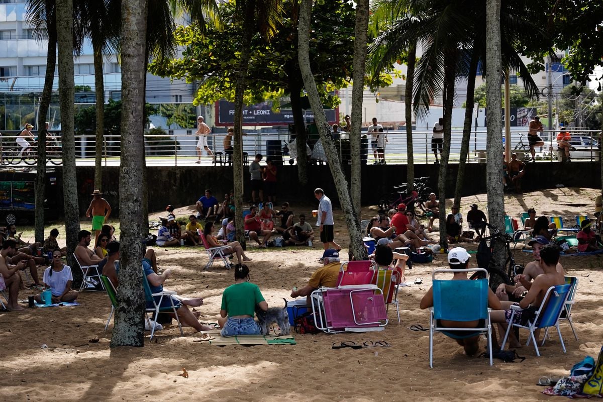 Projeto cultural realizado aos domingos na Praia de Camburi por Vitor Jubini