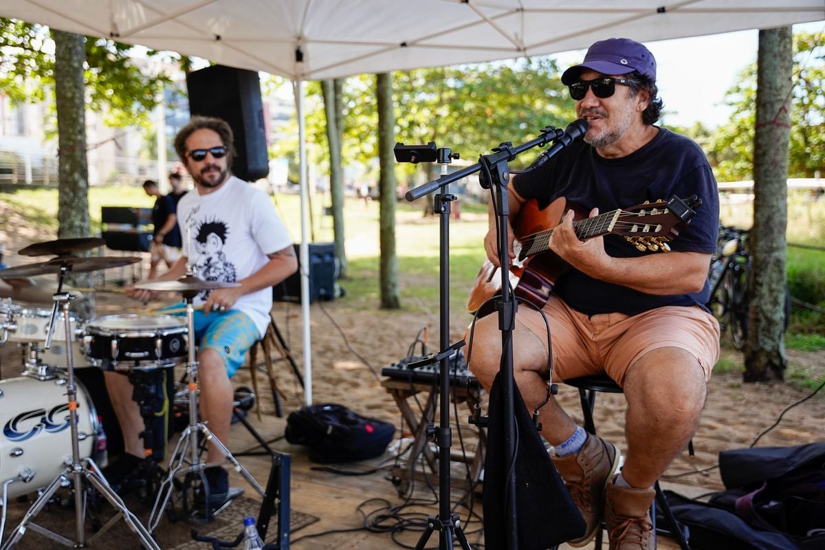 Projeto cultural realizado aos domingos na Praia de Camburi por Vitor Jubini