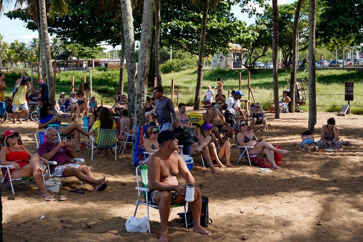 Projeto cultural realizado aos domingos na Praia de Camburi por Vitor Jubini