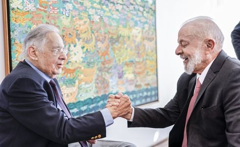O presidente Lula (PT) foi visitar nesta segunda-feira (24) em São Paulo o linguista Noam Chomsky e o escritor Raduan Nassar.