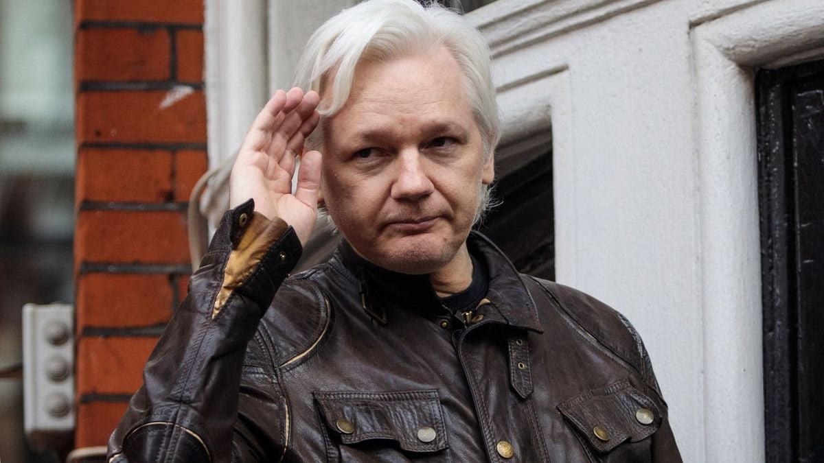 Julian Assange, fundador do WikiLeaks, deixa prisão no Reino Unido após firmar acordo com os EUA