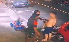 Imagens mostram que um dos suspeitos chegou a puxar o cabelo do empresário; vítima estava passeando com filho bebê em um carrinho e teve celular roubado