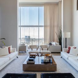 As cores e os materiais diversos encontrados em um ambiente podem entregar sensações de conforto, prazer, felicidade e paz em um ambiente