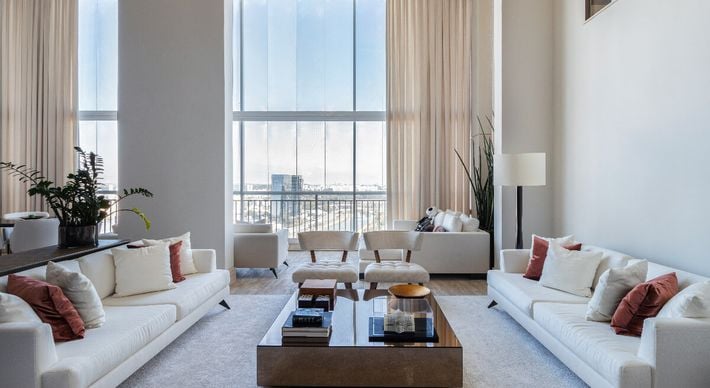 As cores e os materiais diversos encontrados em um ambiente podem entregar sensações de conforto, prazer, felicidade e paz em um ambiente