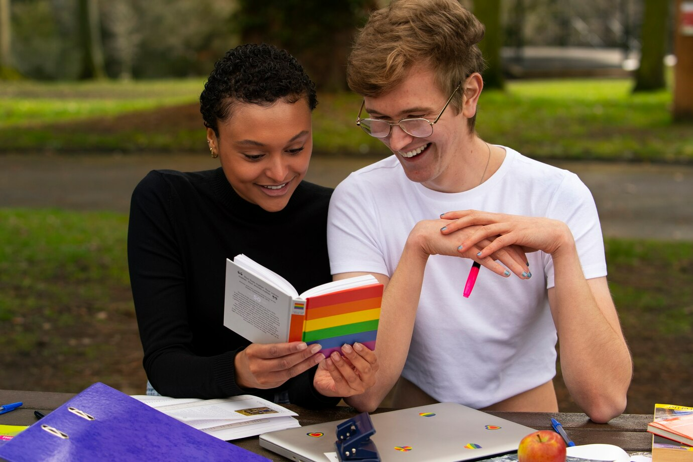 Conheça livros LGBTQIAPN+ e celebre o Dia do Orgulho. Crédito: Divulgação