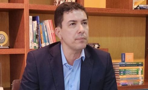 Fabrício Machado (PV) entra na disputa pela prefeitura para tentar fazer frente ao atual chefe do Executivo, Wanderson Bueno (Podemos). Os dois partidos são da base governista