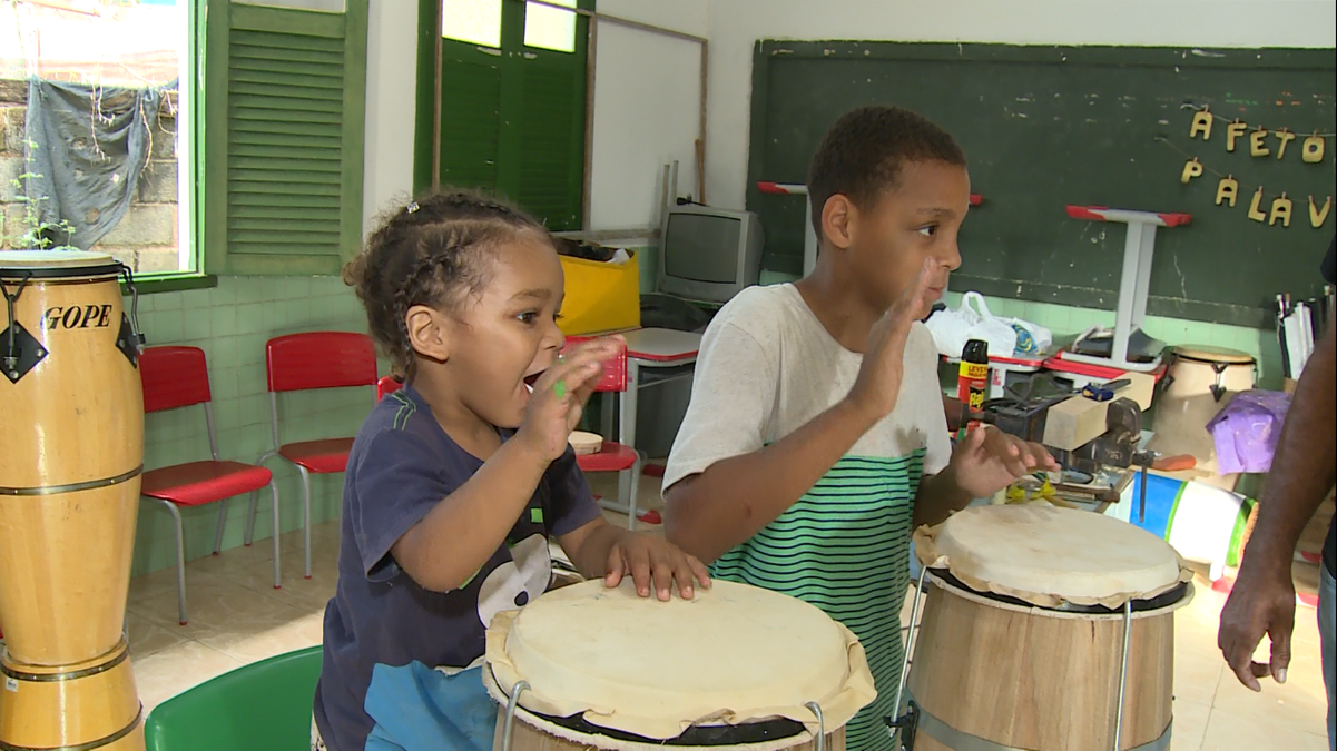 Grupo de caxambu mirim guarda tradição ancestral em quilombo de Vargem Alta 