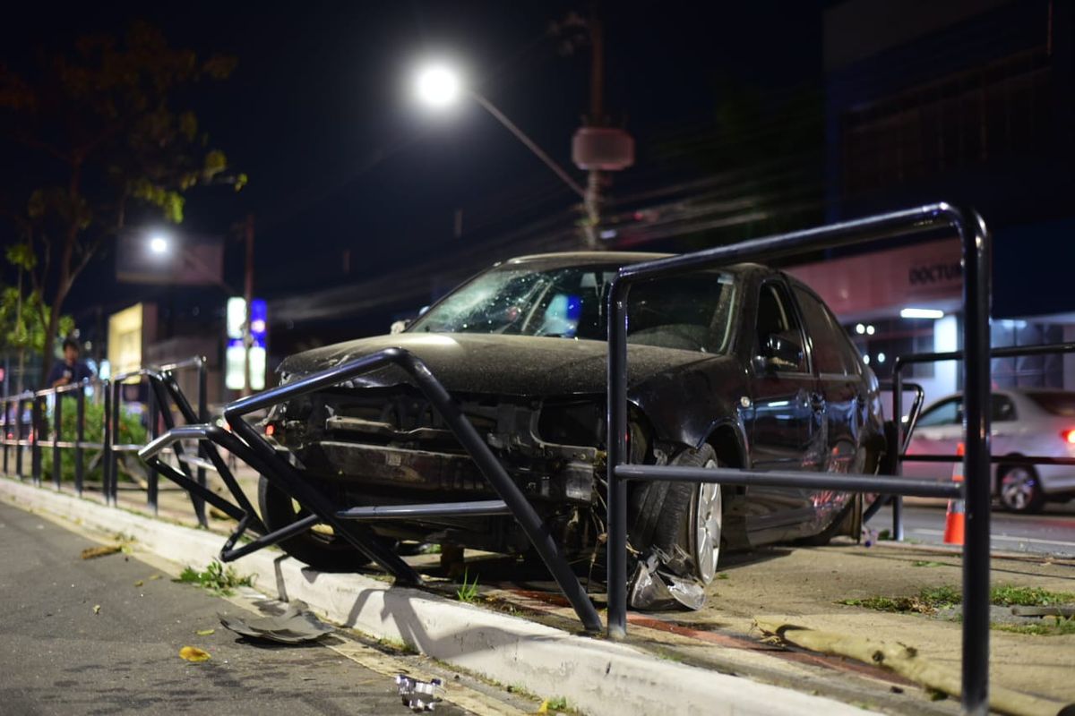 Motorista invade ciclovia na Avenida Vitória por Vitor Jubini
