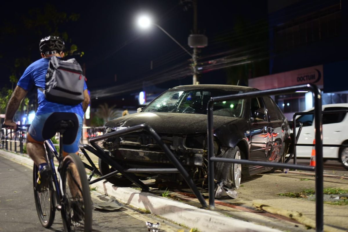 Motorista invade ciclovia na Avenida Vitória por Vitor Jubini