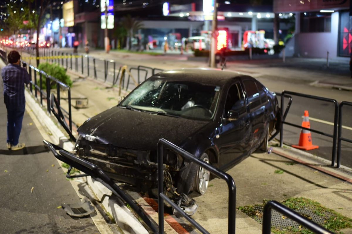 Motorista invade ciclovia na Avenida Vitória por Vitor Jubini