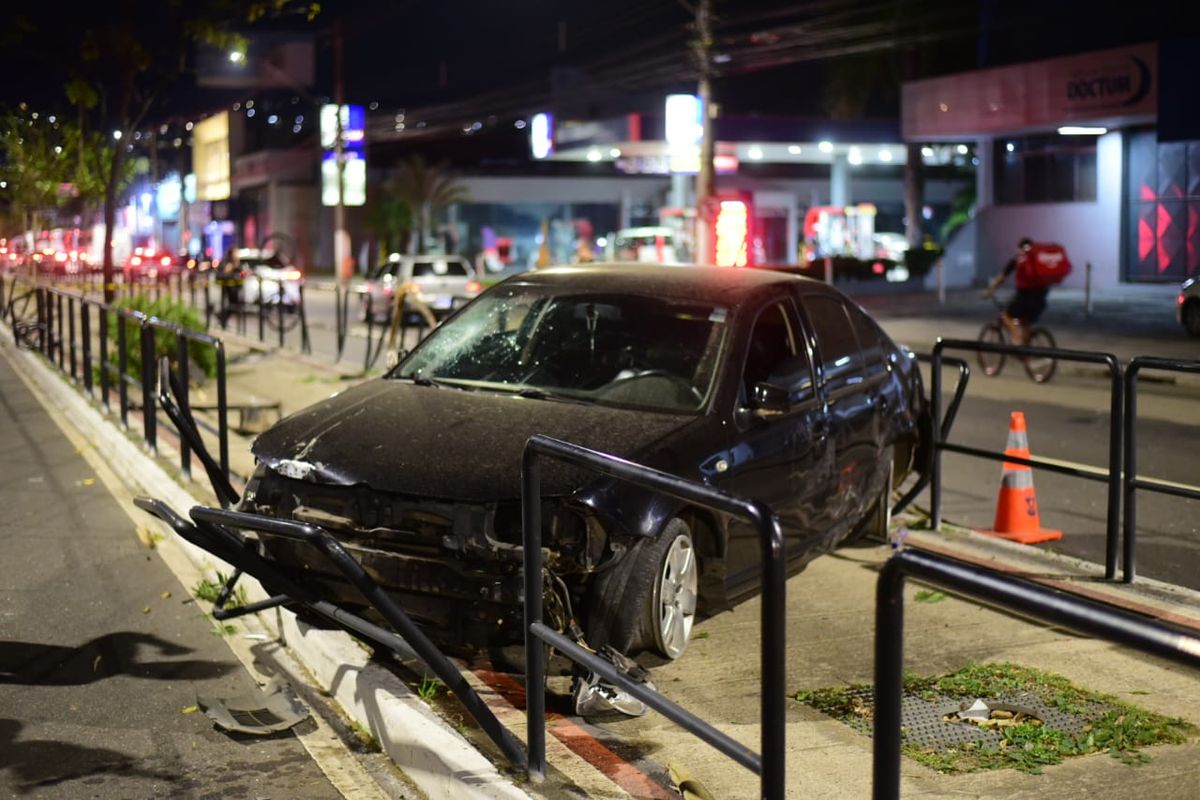 Motorista invade ciclovia na Avenida Vitória por Vitor Jubini