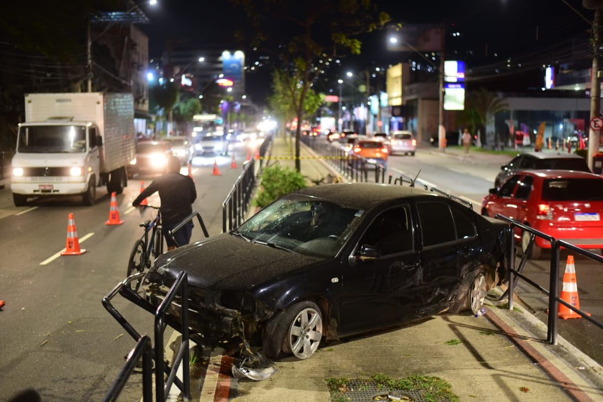 Motorista invade ciclovia na Avenida Vitória por Vitor Jubini